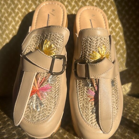 Anthropologie x  L'artiste Chienti Raffia Floral Embroidered Buckle Stud Clogs - Picture 16 of 16